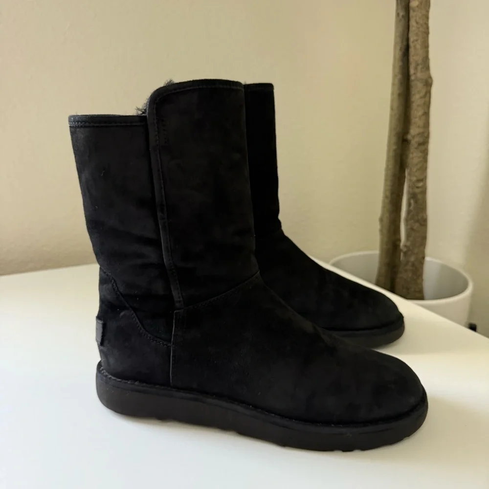 UGG Black Abree Short II Nero Suede Boots Women’s Size 7